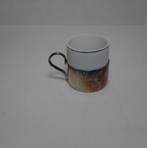 Xícaras de café de porcelana com suporte e pires em banho de prata